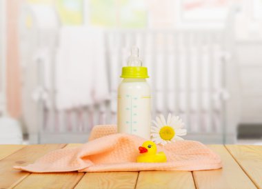 Arka plan mutfak bebek şişe süt, havlu ve lastik ördek.