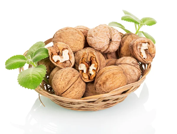 Cuenco de mimbre con nueces aisladas en blanco . —  Fotos de Stock