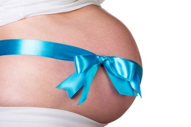 İzole karnı üzerinde mavi fiyonklu hamile kadın.