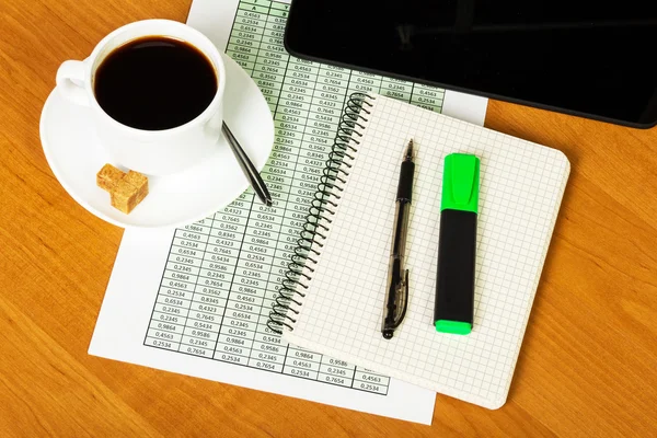 Digitální tabletu, zápisník, pero, značka a kávy na pozadí plochy. — Stock fotografie