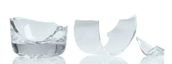 Fragmenten van gebroken glas close-up geïsoleerd op wit. — Stockfoto