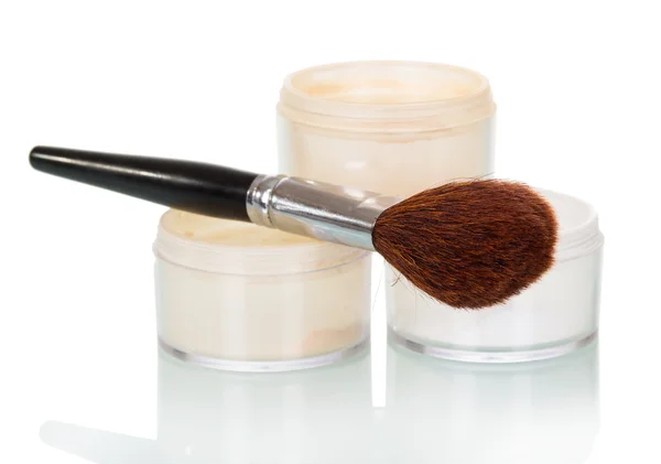 Kosmetiska borste och pulver burk av ansikte isolerad på vit. — Stockfoto