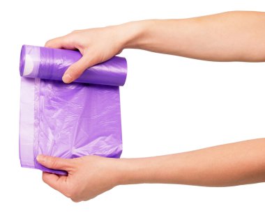 Lila rulo çöp paketleri üzerinde beyaz izole kadın elinde.