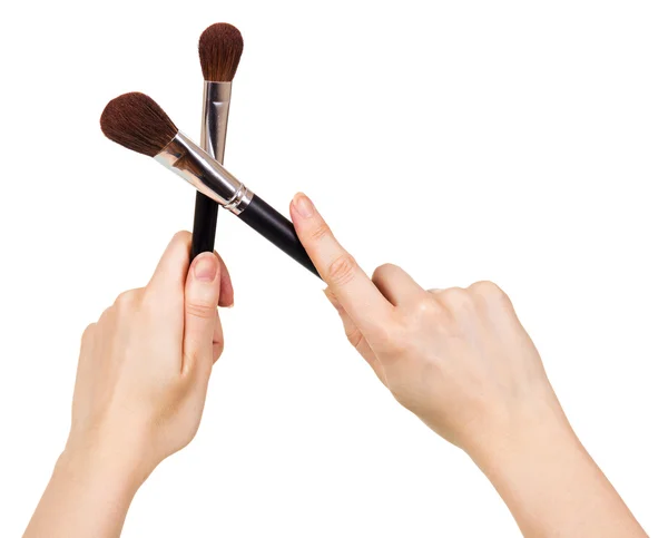 Kosmetikborstar för make-up i händer isolerad på vit. — Stockfoto