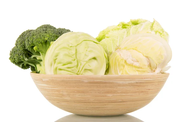 Taze brokoli, karnabahar, Çin lahanası ve izole üzerinde beyaz kase. — Stok fotoğraf