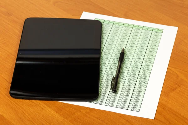 Il tablet, apen e foglio con elenco di sfondo del desktop . — Foto Stock