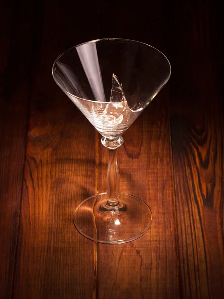 Cristal roto de martini sobre fondo de madera oscura . —  Fotos de Stock