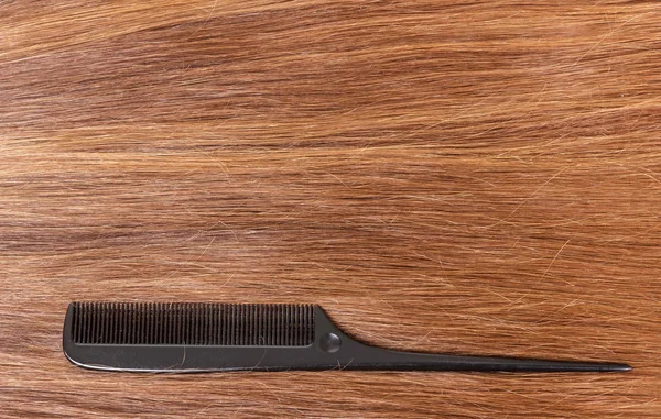Длинные прямые каштановые волосы и расческа . — стоковое фото