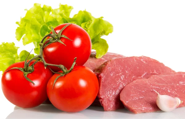 Pezzi di carne fresca cruda, pomodori e lattuga isolati su bianco . — Foto Stock