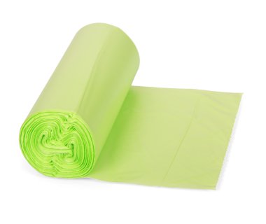 Beyaz arka plan üzerinde izole rulo yeşil plastik çöp torbaları.