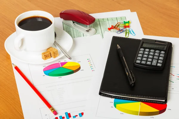 Café de la taza, calculadora, cuaderno y otros artículos de papelería a fondo de escritorio . — Foto de Stock