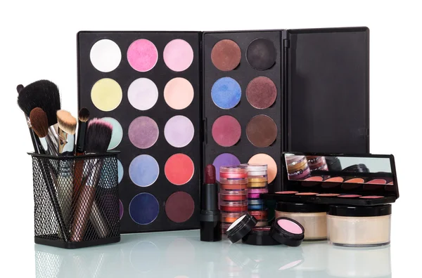 Professionell ögonskuggor palette med makeup penslar isolerad på vit — Stockfoto