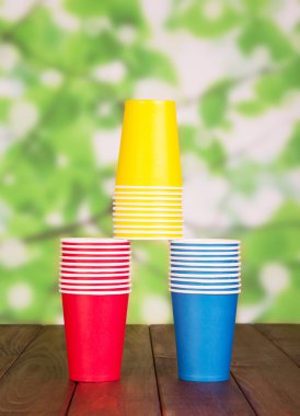 Çok renkli kağıt bardak soyut yeşil.