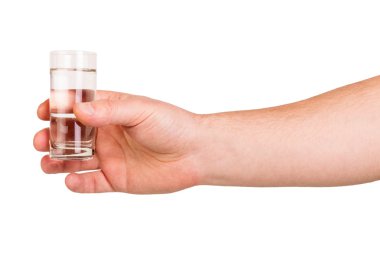 Beyaz arka plan üzerinde izole el tutar cam votka mans.