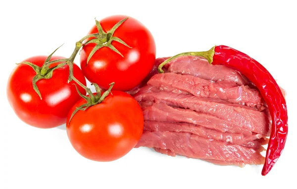 Rebanadas de carne cruda, tomates y pimiento picante aislados en blanco . —  Fotos de Stock