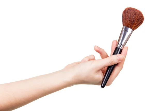 Escova cosmética para maquiagem na mão feminina isolada em branco . — Fotografia de Stock