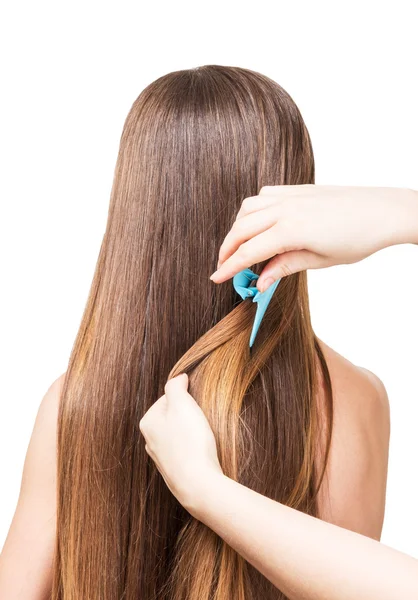 Peluquería hace peinado, pelo largo aislado sobre fondo blanco . — Foto de Stock