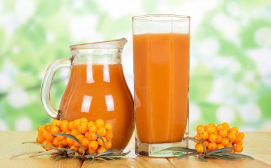 Deniz-topalak yeşil arka plan üzerinde suyu.