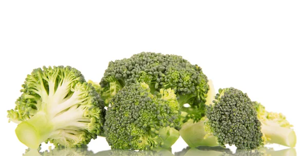 Taze çiğ brokoli üzerine beyaz izole. — Stok fotoğraf