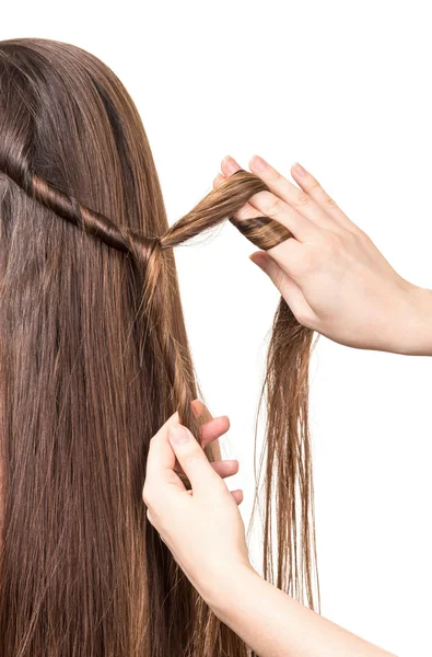 Tranças de cabeleireiro longo cabelo castanho liso isolado no branco . — Fotografia de Stock