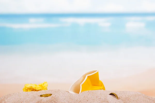 Haushalts- und Lebensmittelabfälle im Sand am Strand, Hintergrund. — Stockfoto