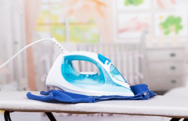 Elektrikli Buharlı Ütü, Ütü Masası ve giysi üzerinde beyaz izole.