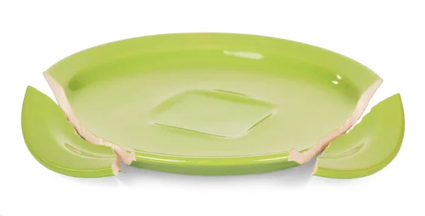 Осколки разбитой зеленой тарелки изолированы на белом . — стоковое фото