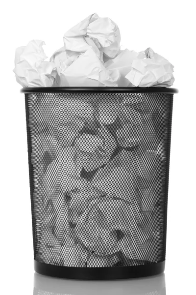 Cesta de metal com resíduos de papel isolados sobre branco . — Fotografia de Stock