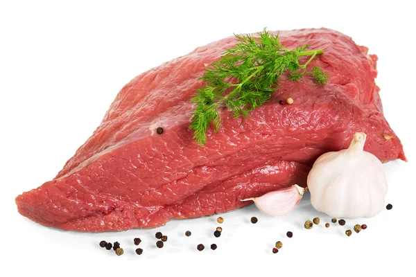 Peça de carne crua, especiarias, alho e endro isolado em branco . — Fotografia de Stock