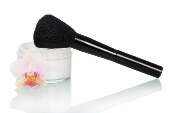 Banca di crema per faccia, spazzola cosmetica e fiore di orchidea  . — Foto Stock