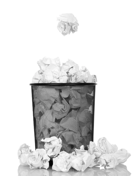 Metallic zwarte afval van papier geïsoleerd op witte achtergrond. — Stockfoto