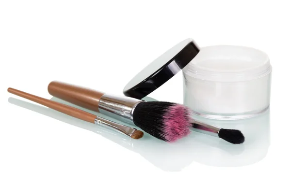 Cepillos cosméticos y banco de crema aislados sobre fondo blanco . — Foto de Stock