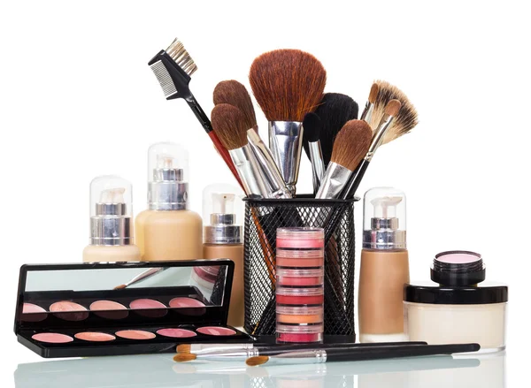 Cepillos cosméticos, base líquida, brillo de labios, rubor, banco de crema aislado . —  Fotos de Stock