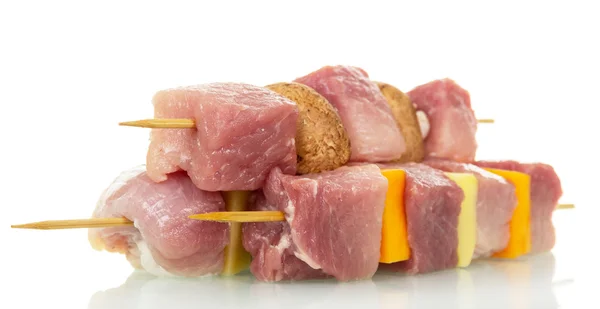 Carne di maiale cruda, verdure fresche e funghi su spiedini di legno isolati . — Foto Stock