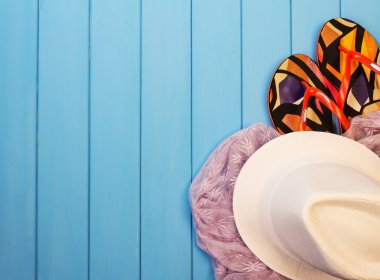 Plaj aksesuarları mavi boyalı ahşap arka plan.