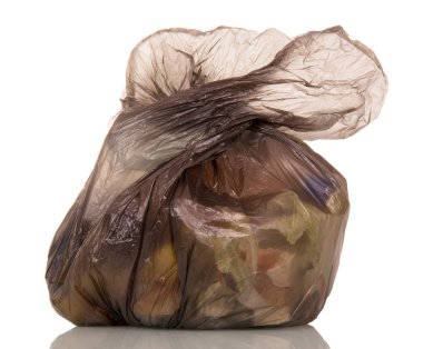 İzole üzerinde beyaz arka plan ile siyah plastik çöp torbası.