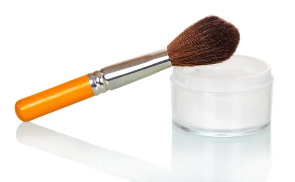 Cosmétiques professionnels, pinceau de maquillage et bocal crème isolé sur blanc . — Photo