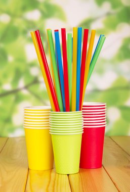 Tek kullanımlık kağıt bardak ve soyut yeşil payet.