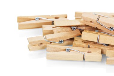 Beyaz izole ahşap clothespins yakın çekim.