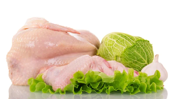 Pollo entero crudo, lechuga y repollo aislados en blanco . —  Fotos de Stock