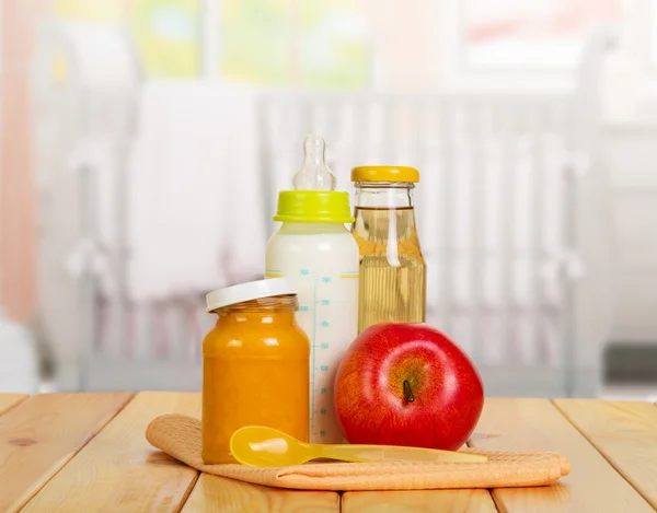 Healthy baby food: milk, juice, puree, apple on  background kitchen. — Stock Photo, Image