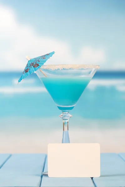 Verfrissende cocktail en lege kaart op achtergrond van zee. — Stockfoto