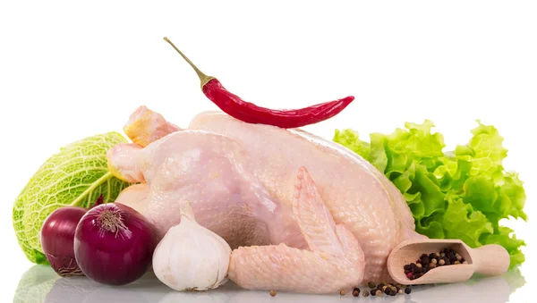 Pollo crudo entero, lechuga, col rizada, cebolla, ajo y especias . — Foto de Stock