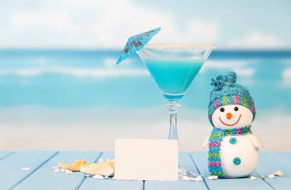 Kokteyl, boş kart, kardan adam ve denizyıldızı deniz arka plan üzerinde. — Stok fotoğraf