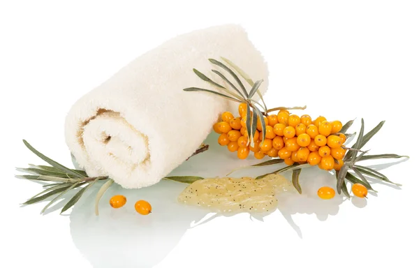 Natural facial scrub of sea buckthorn berries and towel isolated. — Stock Photo, Image