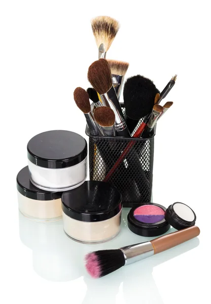 Kozmetikai ecsetek make-up üvegek krémek, szem árnyék, arcpirosító. — Stock Fotó