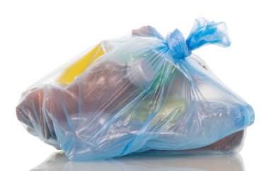 Mavi çöp torbası beyaz izole evsel atıklarla birlikte.