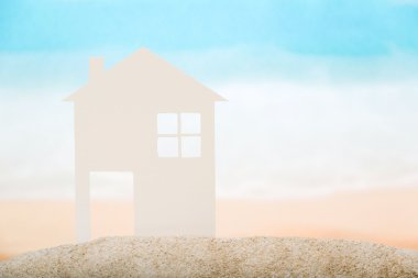 Kum denize karşı evde beyaz kağıt.