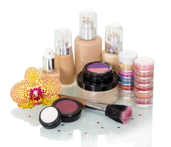 Conjunto de maquillaje, cepillo para maquillaje y flor de orquídea aislada . — Foto de Stock