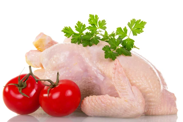 Pollo crudo entero, tomates y perejil aislados en blanco . — Foto de Stock